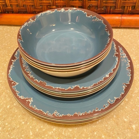 Non breakable dishes. 12 pieces. 4 place settings. Four colors. Summertime fun. - Picture 6 of 8